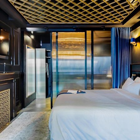 Suite Shibari By Justine Apartments Sobria Elegante Y Pecaminosa Apartamento Turistico En Madrid Rio Exteriör bild